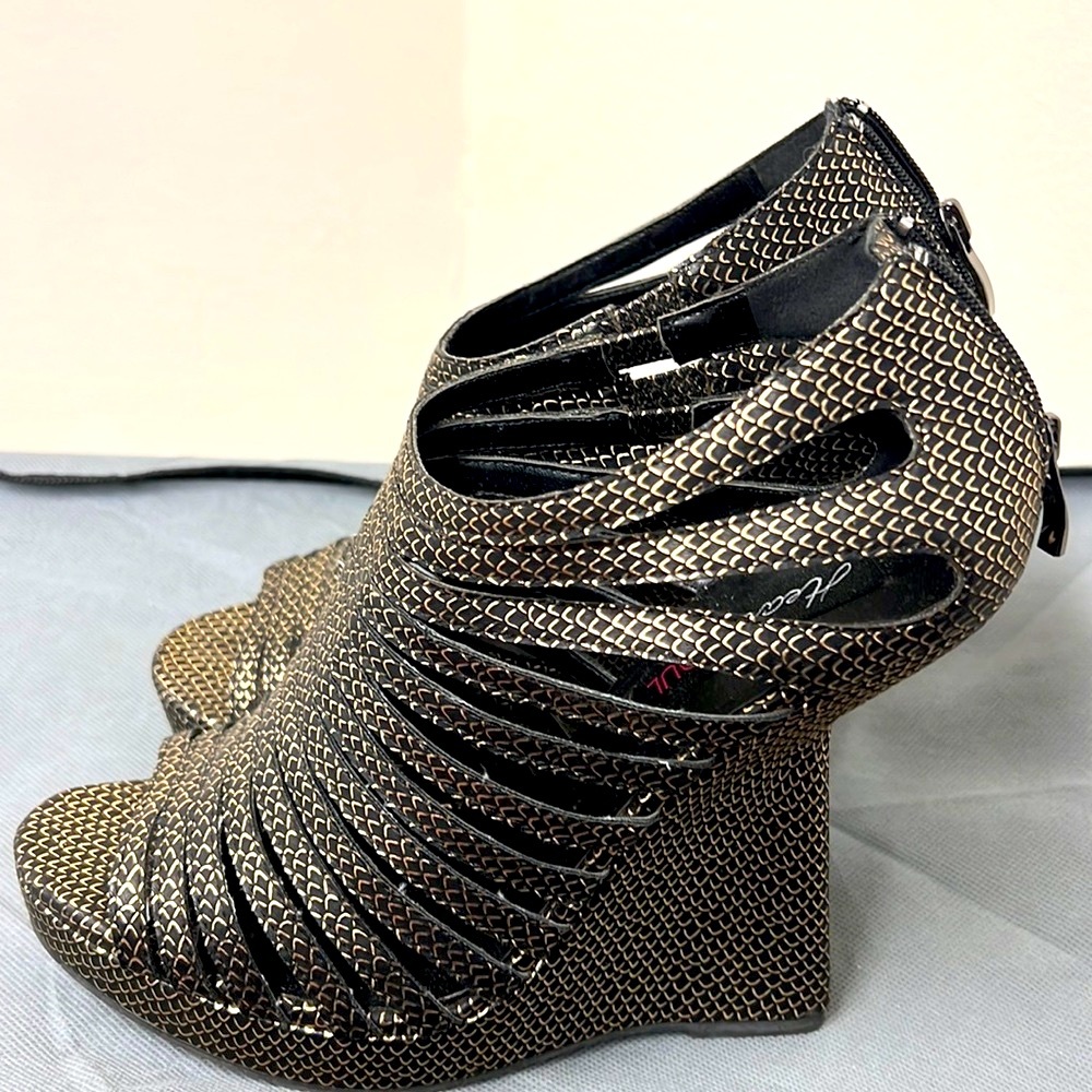 Women’s Black and Gold Wedge
